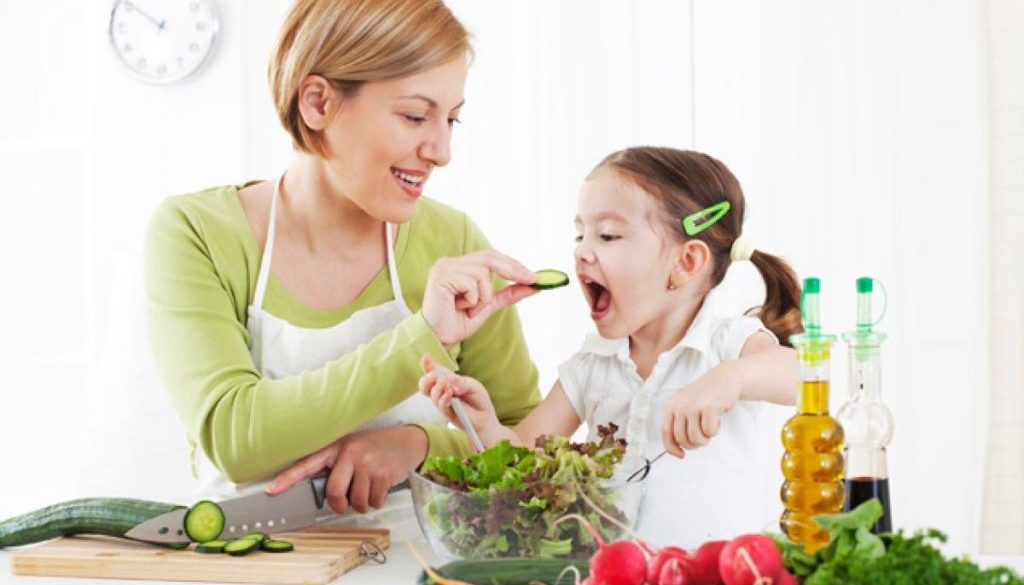 kids-eating-veggies